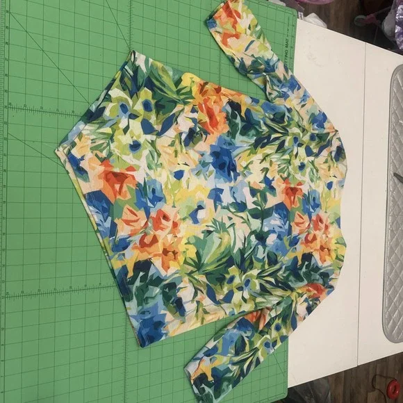 Alfred Dunner 3/4 Sleeve Floral Blouse Size Small With A V Bottom - Picture 6 of 6